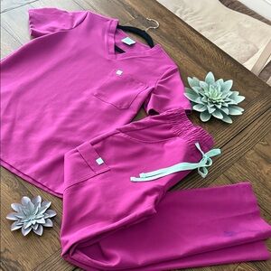 Garde Malade xs Pink Scrub Set with Mint Accents